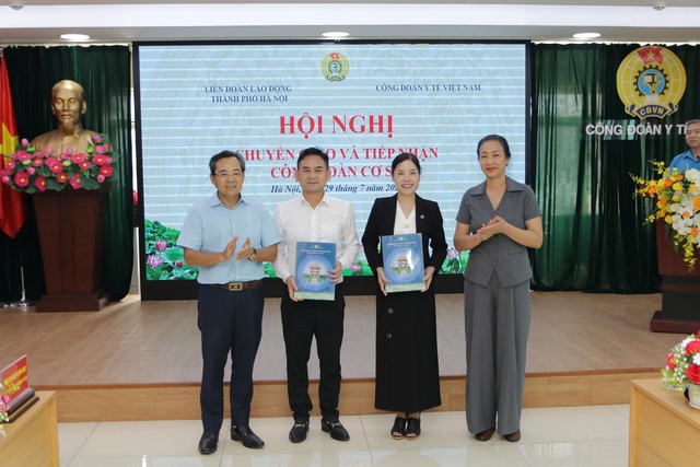 Bàn giao Công đoàn cơ sở về trực thuộc Công đoàn Y tế Việt Nam quản lý- Ảnh 2. Bàn giao Công đoàn cơ sở về trực thuộc Công đoàn Y tế Việt Nam quản lý- Ảnh 2.