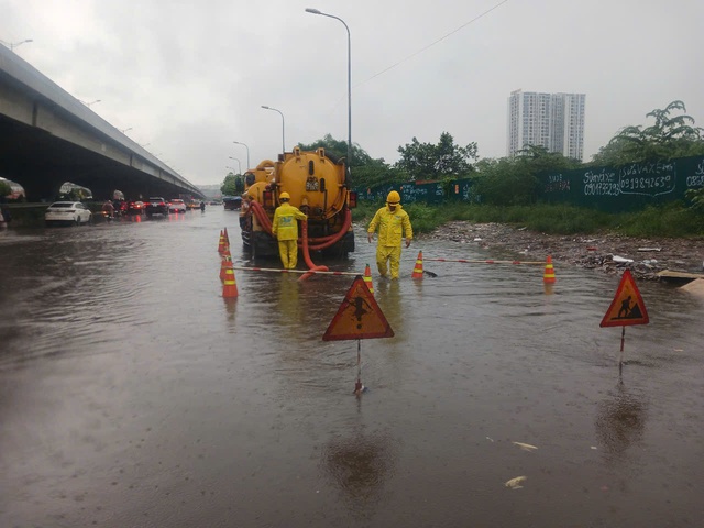 Hà Nội mưa lớn, lực lượng thoát nước điều tiết chống ngập - Ảnh 3.
