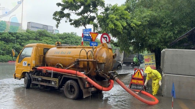 Hà Nội mưa lớn, lực lượng thoát nước điều tiết chống ngập - Ảnh 1.