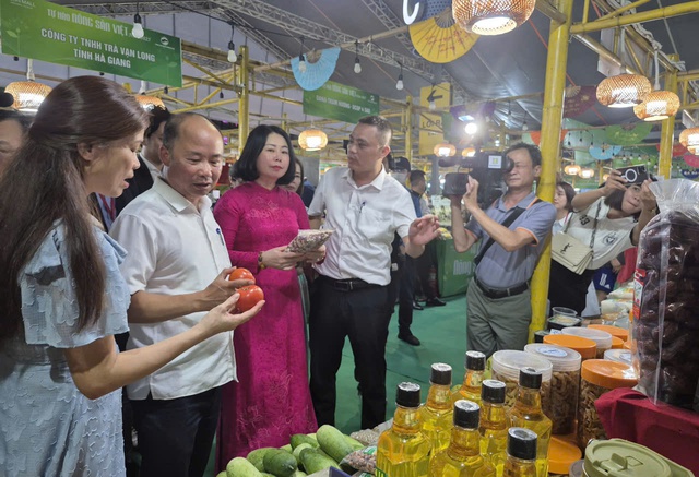 Hơn 1.000 dòng sản phẩm nông sản có mặt tại 'Tự hào nông sản Việt'- Ảnh 2. Hơn 1.000 dòng sản phẩm nông sản có mặt tại 'Tự hào nông sản Việt'- Ảnh 2.