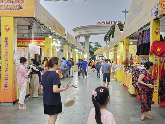 Ngày hội khuyến mại tháng 7: Tiêu dùng thông minh, rộn ràng khuyến mại
- Ảnh 1. Ngày hội khuyến mại tháng 7: Tiêu dùng thông minh, rộn ràng khuyến mại
- Ảnh 1.