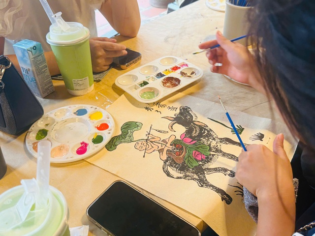 Thế hệ trẻ trải nghiệm nghệ thuật làm tranh dân gian- Ảnh 1. Thế hệ trẻ trải nghiệm nghệ thuật làm tranh dân gian- Ảnh 1.