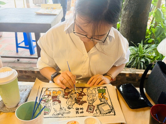 Thế hệ trẻ trải nghiệm nghệ thuật làm tranh dân gian- Ảnh 3. Thế hệ trẻ trải nghiệm nghệ thuật làm tranh dân gian- Ảnh 3.