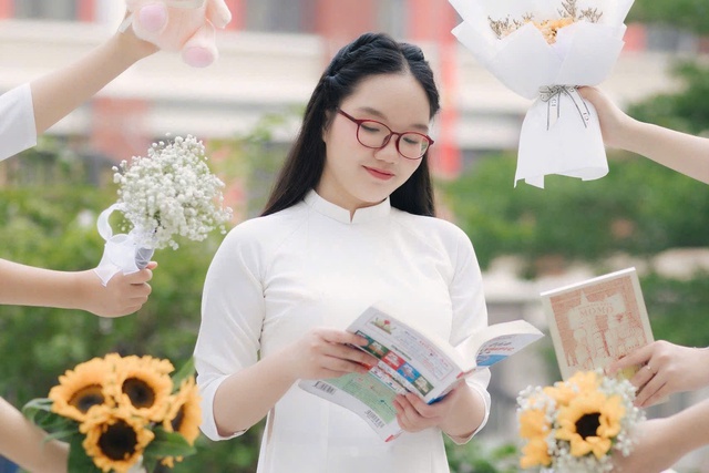Nữ sinh THCS Cầu Giấy đỗ thủ khoa kép chuyên Anh- Ảnh 1. Nữ sinh THCS Cầu Giấy đỗ thủ khoa kép chuyên Anh- Ảnh 1.