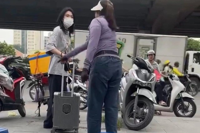 Xác minh vụ cô gái bị người bán trà đá đuổi khi đứng chờ xe trên vỉa hè- Ảnh 1. Xác minh vụ cô gái bị người bán trà đá đuổi khi đứng chờ xe trên vỉa hè- Ảnh 1.