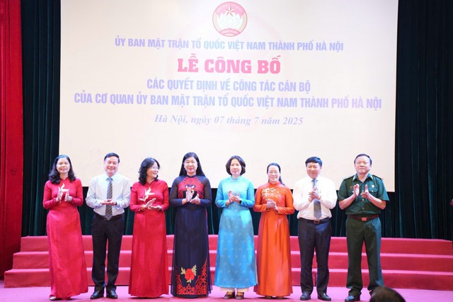 Hà Nội công bố các quyết định về công tác cán bộ Ủy ban MTTQ Thành phố- Ảnh 2. Hà Nội công bố các quyết định về công tác cán bộ Ủy ban MTTQ Thành phố- Ảnh 2.