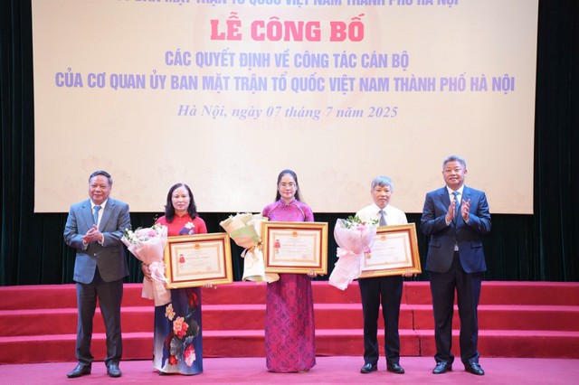 Hà Nội công bố các quyết định về công tác cán bộ Ủy ban MTTQ Thành phố- Ảnh 1. Hà Nội công bố các quyết định về công tác cán bộ Ủy ban MTTQ Thành phố- Ảnh 1.