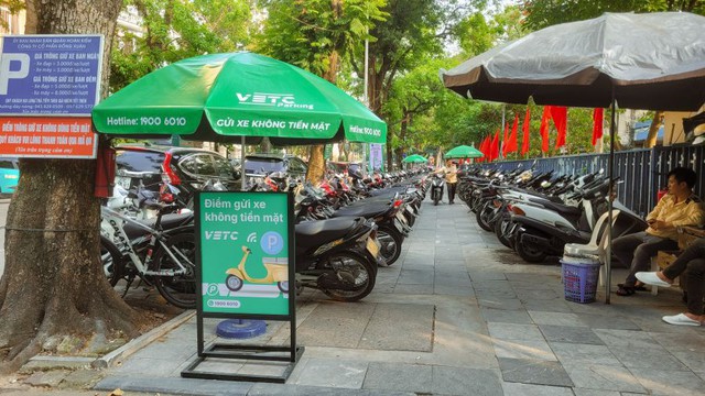 Hà Nội có hơn 400 điểm trông giữ xe thu phí không dùng tiền mặt- Ảnh 1. Hà Nội có hơn 400 điểm trông giữ xe thu phí không dùng tiền mặt- Ảnh 1.