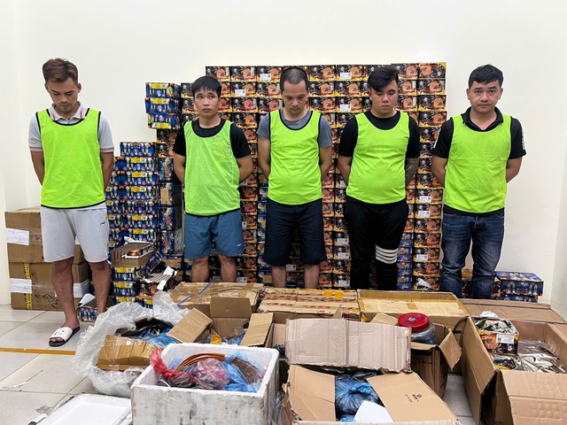 Hà Nội bắt giữ các đối tượng sản xuất, buôn bán pháo nổ liên tỉnh- Ảnh 1. Hà Nội bắt giữ các đối tượng sản xuất, buôn bán pháo nổ liên tỉnh- Ảnh 1.