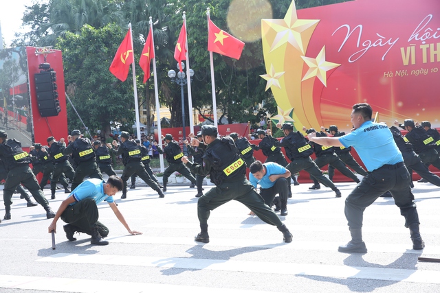 Ngày hội 'Vì Thủ đô bình yên' - Tôn vinh 80 năm truyền thống Công an Thủ đô- Ảnh 19. Ngày hội 'Vì Thủ đô bình yên' - Tôn vinh 80 năm truyền thống Công an Thủ đô- Ảnh 19.