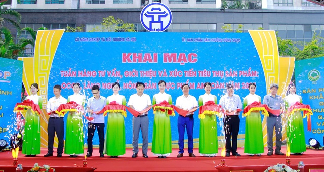 Hàng trăm sản phẩm chất lượng có mặt tại Tuần hàng xúc tiến thương mại nông sản an toàn- Ảnh 1.