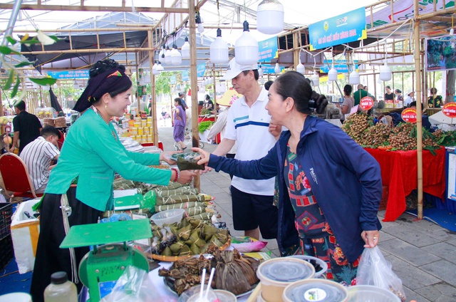 Hàng trăm sản phẩm chất lượng có mặt tại Tuần hàng xúc tiến thương mại nông sản an toàn- Ảnh 2.