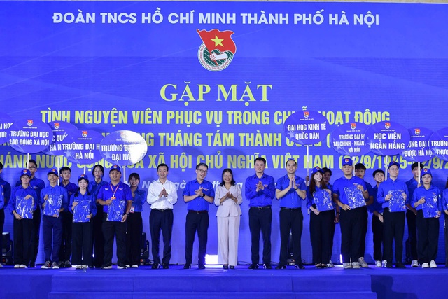 8.800 tình nguyện viên tham gia phục vụ dịp Quốc khánh 2/9- Ảnh 1. 8.800 tình nguyện viên tham gia phục vụ dịp Quốc khánh 2/9- Ảnh 1.