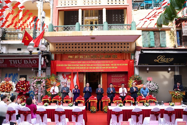 Hà Nội gắn biển công trình và trưng bày triển lãm tại di tích lịch sử 48 Hàng Ngang- Ảnh 2.