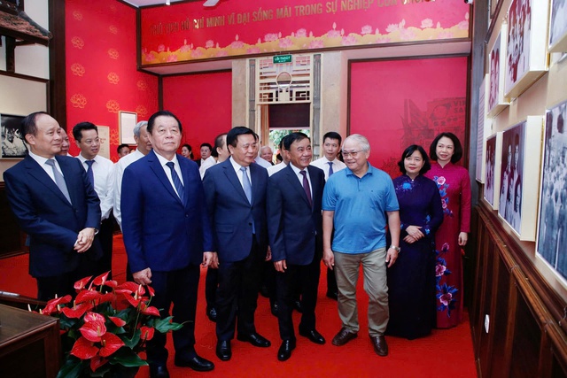Hà Nội gắn biển công trình và trưng bày triển lãm tại di tích lịch sử 48 Hàng Ngang- Ảnh 4.