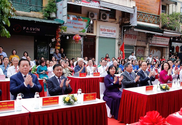 Hà Nội gắn biển công trình và trưng bày triển lãm tại di tích lịch sử 48 Hàng Ngang- Ảnh 1.