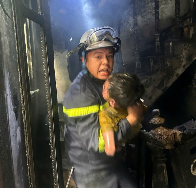 Kịp thời giải cứu 03 người mắc kẹt trong vụ cháy nhà dân tại phường Bồ Đề- Ảnh 2. Kịp thời giải cứu 03 người mắc kẹt trong vụ cháy nhà dân tại phường Bồ Đề- Ảnh 2.