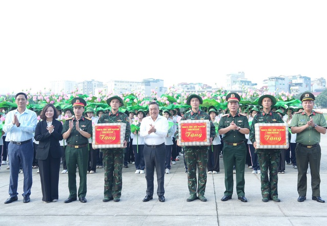 Chủ tịch UBND TP. Hà Nội thăm, động viên khối tham gia Lễ kỷ niệm, diễu binh, diễu hành A80- Ảnh 3.