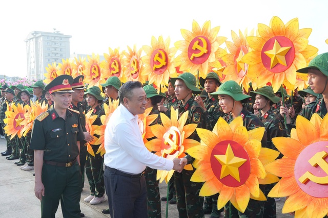 Chủ tịch UBND TP. Hà Nội thăm, động viên khối tham gia Lễ kỷ niệm, diễu binh, diễu hành A80- Ảnh 2.