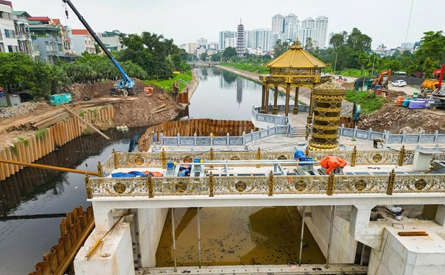 Gấp rút hoàn thiện hệ thống dẫn nước hồi sinh sông Tô Lịch trước Quốc khánh 2/9- Ảnh 1.