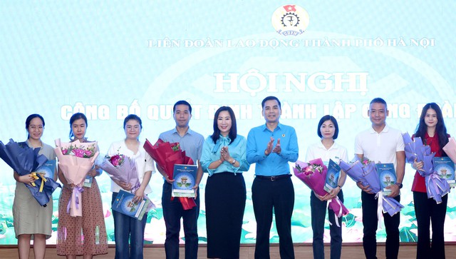 Liên đoàn Lao động TP. Hà Nội trao Quyết định thành lập 31 Công đoàn cơ sở- Ảnh 1. Liên đoàn Lao động TP. Hà Nội trao Quyết định thành lập 31 Công đoàn cơ sở- Ảnh 1.