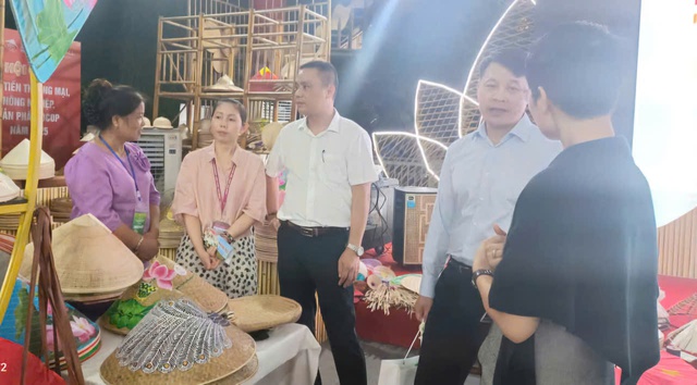 Thúc đẩy tiêu thụ sản phẩm OCOP, nông sản Thủ đô và các tỉnh thành- Ảnh 2. Thúc đẩy tiêu thụ sản phẩm OCOP, nông sản Thủ đô và các tỉnh thành- Ảnh 2.