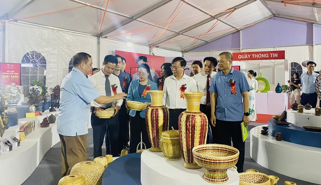 Khai mạc Hội chợ thương hiệu hàng xuất khẩu Việt Nam năm 2025- Ảnh 2. Khai mạc Hội chợ thương hiệu hàng xuất khẩu Việt Nam năm 2025- Ảnh 2.