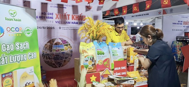 Khai mạc Hội chợ thương hiệu hàng xuất khẩu Việt Nam năm 2025- Ảnh 3. Khai mạc Hội chợ thương hiệu hàng xuất khẩu Việt Nam năm 2025- Ảnh 3.