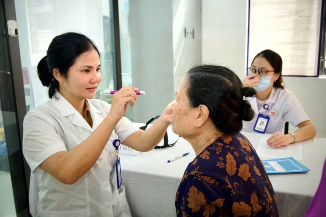 Khám sức khỏe và tặng quà cho người có công với cách mạng- Ảnh 1. Khám sức khỏe và tặng quà cho người có công với cách mạng- Ảnh 1.