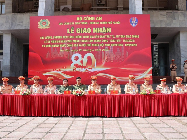 Hơn 600 cảnh sát giao thông được tăng cường cho Công an TP. Hà Nội- Ảnh 1.
Hơn 600 cảnh sát giao thông được tăng cường cho Công an TP. Hà Nội- Ảnh 1.