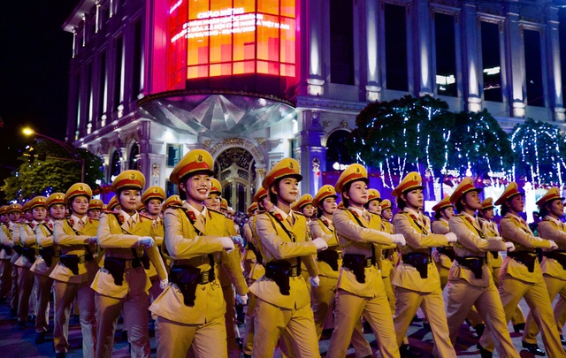Nhân dân Thủ đô chào đón tổng hợp luyện diễu binh, diễu hành lần hai kỷ niệm Quốc khánh 2/9- Ảnh 3. Nhân dân Thủ đô chào đón tổng hợp luyện diễu binh, diễu hành lần hai kỷ niệm Quốc khánh 2/9- Ảnh 3.