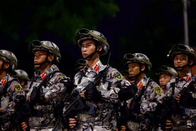 Nhân dân Thủ đô chào đón tổng hợp luyện diễu binh, diễu hành lần hai kỷ niệm Quốc khánh 2/9- Ảnh 4. Nhân dân Thủ đô chào đón tổng hợp luyện diễu binh, diễu hành lần hai kỷ niệm Quốc khánh 2/9- Ảnh 4.