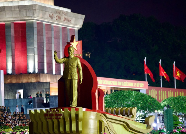 Nhân dân Thủ đô chào đón tổng hợp luyện diễu binh, diễu hành lần hai kỷ niệm Quốc khánh 2/9- Ảnh 2. Nhân dân Thủ đô chào đón tổng hợp luyện diễu binh, diễu hành lần hai kỷ niệm Quốc khánh 2/9- Ảnh 2.