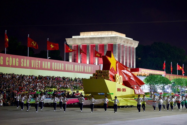 Nhân dân Thủ đô chào đón tổng hợp luyện diễu binh, diễu hành lần hai kỷ niệm Quốc khánh 2/9- Ảnh 1. Nhân dân Thủ đô chào đón tổng hợp luyện diễu binh, diễu hành lần hai kỷ niệm Quốc khánh 2/9- Ảnh 1.