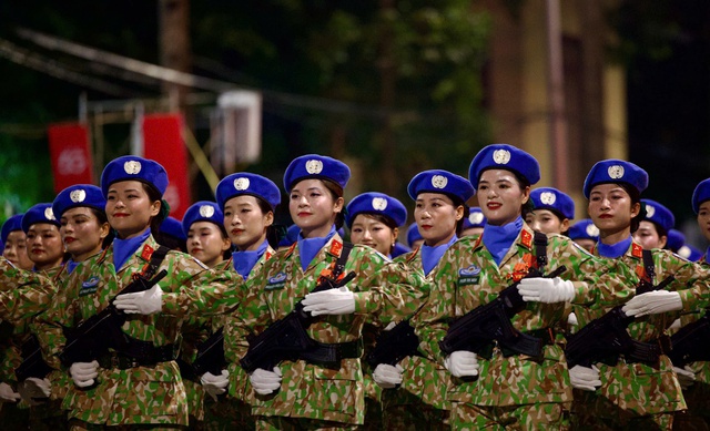 Nhân dân Thủ đô chào đón tổng hợp luyện diễu binh, diễu hành lần hai kỷ niệm Quốc khánh 2/9- Ảnh 5. Nhân dân Thủ đô chào đón tổng hợp luyện diễu binh, diễu hành lần hai kỷ niệm Quốc khánh 2/9- Ảnh 5.