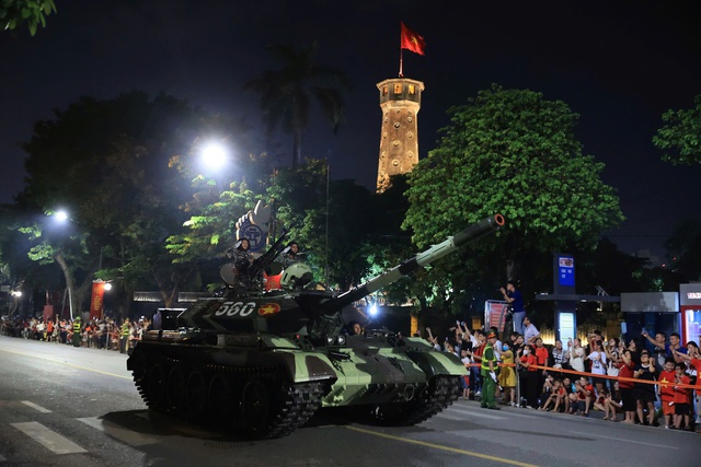 Nhân dân Thủ đô chào đón tổng hợp luyện diễu binh, diễu hành lần hai kỷ niệm Quốc khánh 2/9- Ảnh 6. Nhân dân Thủ đô chào đón tổng hợp luyện diễu binh, diễu hành lần hai kỷ niệm Quốc khánh 2/9- Ảnh 6.