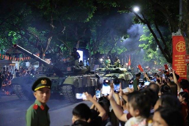 Nhân dân Thủ đô chào đón tổng hợp luyện diễu binh, diễu hành lần hai kỷ niệm Quốc khánh 2/9- Ảnh 8. Nhân dân Thủ đô chào đón tổng hợp luyện diễu binh, diễu hành lần hai kỷ niệm Quốc khánh 2/9- Ảnh 8.