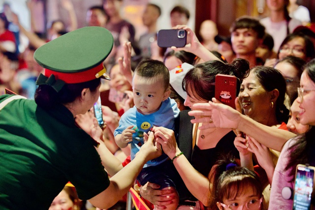 Nhân dân Thủ đô chào đón tổng hợp luyện diễu binh, diễu hành lần hai kỷ niệm Quốc khánh 2/9- Ảnh 12. Nhân dân Thủ đô chào đón tổng hợp luyện diễu binh, diễu hành lần hai kỷ niệm Quốc khánh 2/9- Ảnh 12.