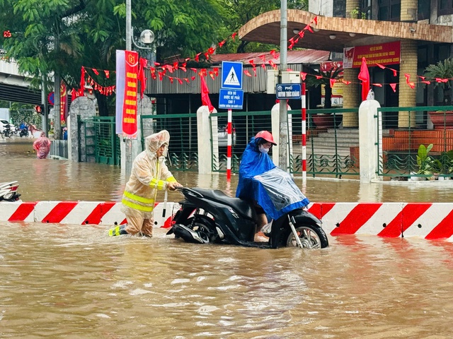 Công an Hà Nội huy động lực lượng bảo đảm giao thông trong cơn bão số 5- Ảnh 2. Công an Hà Nội huy động lực lượng bảo đảm giao thông trong cơn bão số 5- Ảnh 2.