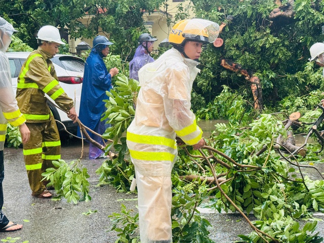 Công an Hà Nội huy động lực lượng bảo đảm giao thông trong cơn bão số 5- Ảnh 7. Công an Hà Nội huy động lực lượng bảo đảm giao thông trong cơn bão số 5- Ảnh 7.