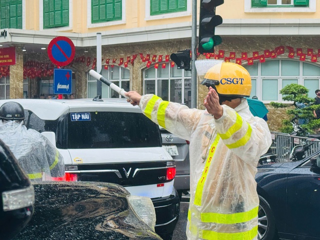 Công an Hà Nội huy động lực lượng bảo đảm giao thông trong cơn bão số 5- Ảnh 3. Công an Hà Nội huy động lực lượng bảo đảm giao thông trong cơn bão số 5- Ảnh 3.