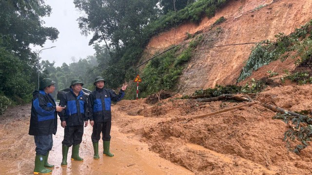 Mưa lớn kéo dài gây sạt lở đất tại xã Đoài Phương- Ảnh 1. Mưa lớn kéo dài gây sạt lở đất tại xã Đoài Phương- Ảnh 1.