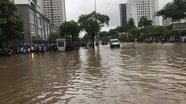 Hà Nội: Mưa lớn, nhiều tuyến phố ngập sâu- Ảnh 1. Hà Nội: Mưa lớn, nhiều tuyến phố ngập sâu- Ảnh 1.