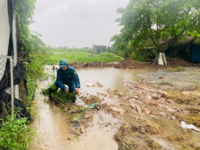 Ứng phó giảm thiệt hại thiên tai, di chuyển người dân đến nơi an toàn- Ảnh 1. Ứng phó giảm thiệt hại thiên tai, di chuyển người dân đến nơi an toàn- Ảnh 1.