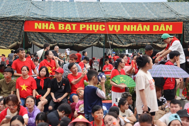 Hà Nội: Lắp dựng 10 nhà bạt dã chiến phục vụ Nhân dân- Ảnh 1. Hà Nội: Lắp dựng 10 nhà bạt dã chiến phục vụ Nhân dân- Ảnh 1.