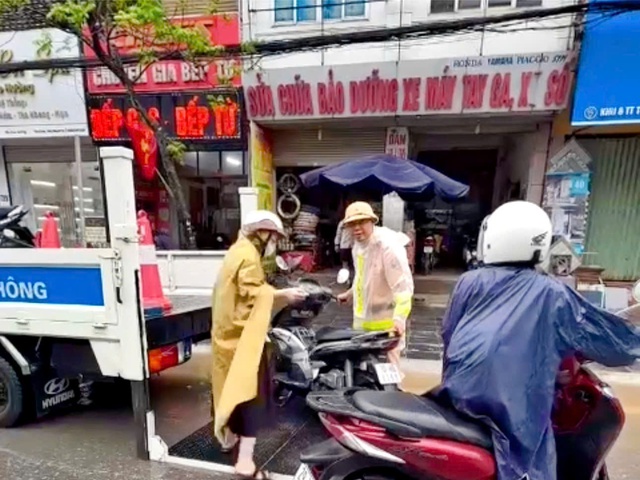 Công an Hà Nội huy động lực lượng bảo đảm giao thông trong cơn bão số 5- Ảnh 6. Công an Hà Nội huy động lực lượng bảo đảm giao thông trong cơn bão số 5- Ảnh 6.