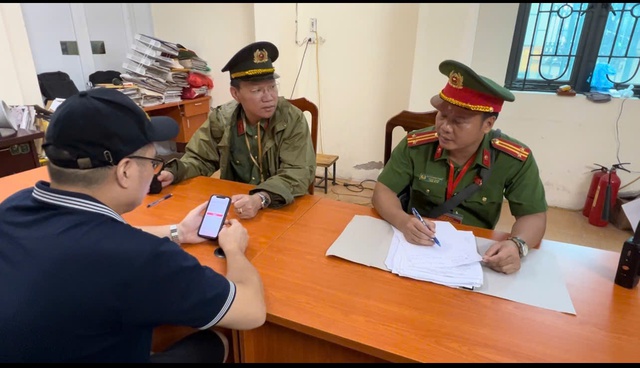 Kiên quyết xử lý các hành vi giành chỗ, "bán chỗ" xem diễu binh, diễu hành- Ảnh 2. Kiên quyết xử lý các hành vi giành chỗ, "bán chỗ" xem diễu binh, diễu hành- Ảnh 2.
