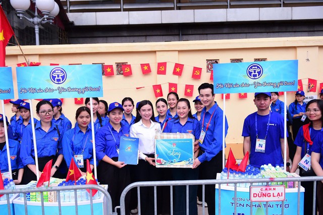 Tình nguyện viên Thủ đô hỗ trợ người dân Lễ Sơ duyệt diễu binh, diễu hành A80- Ảnh 2. Tình nguyện viên Thủ đô hỗ trợ người dân Lễ Sơ duyệt diễu binh, diễu hành A80- Ảnh 2.