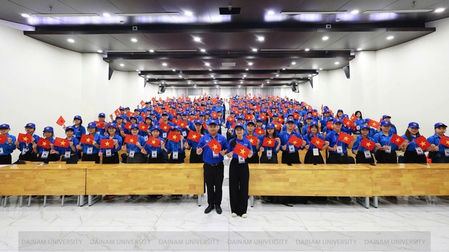 Tình nguyện viên Thủ đô hỗ trợ người dân Lễ Sơ duyệt diễu binh, diễu hành A80- Ảnh 1. Tình nguyện viên Thủ đô hỗ trợ người dân Lễ Sơ duyệt diễu binh, diễu hành A80- Ảnh 1.