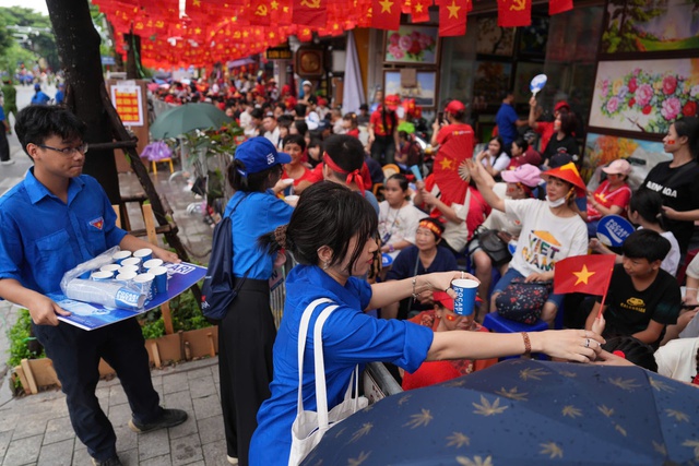 Tình nguyện viên Thủ đô hỗ trợ người dân Lễ Sơ duyệt diễu binh, diễu hành A80- Ảnh 10. Tình nguyện viên Thủ đô hỗ trợ người dân Lễ Sơ duyệt diễu binh, diễu hành A80- Ảnh 10.